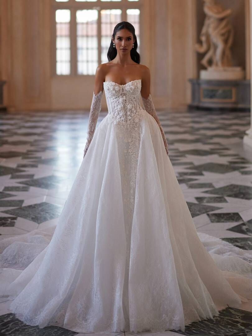 1-estelle-romantic-wedding-dress-a-line-cathedral-train-sweetheart-neckline-with-lace-detail-bridal-gown-dominiss-couture-arcana-dominii-10113200