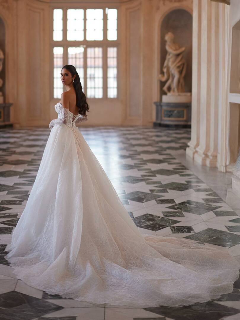 3-estelle-romantic-wedding-dress-a-line-cathedral-train-sweetheart-neckline-with-lace-detail-bridal-gown-dominiss-couture-arcana-dominii-10113200