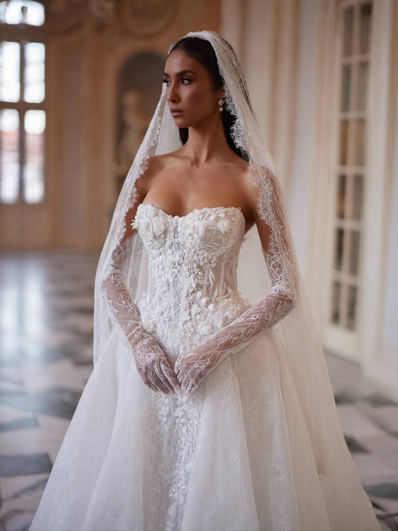 4-estelle-romantic-wedding-dress-a-line-cathedral-train-sweetheart-neckline-with-lace-detail-bridal-gown-dominiss-couture-arcana-dominii-10113200