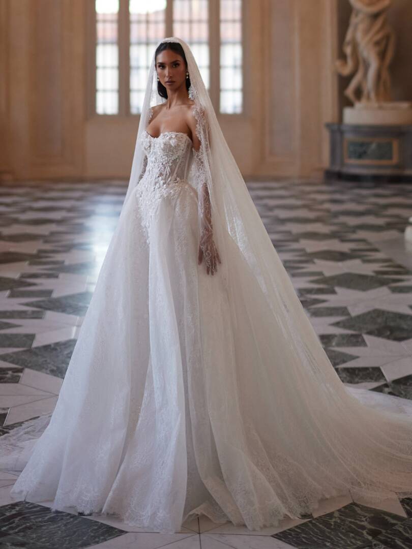 5-estelle-romantic-wedding-dress-a-line-cathedral-train-sweetheart-neckline-with-lace-detail-bridal-gown-dominiss-couture-arcana-dominii-10113200