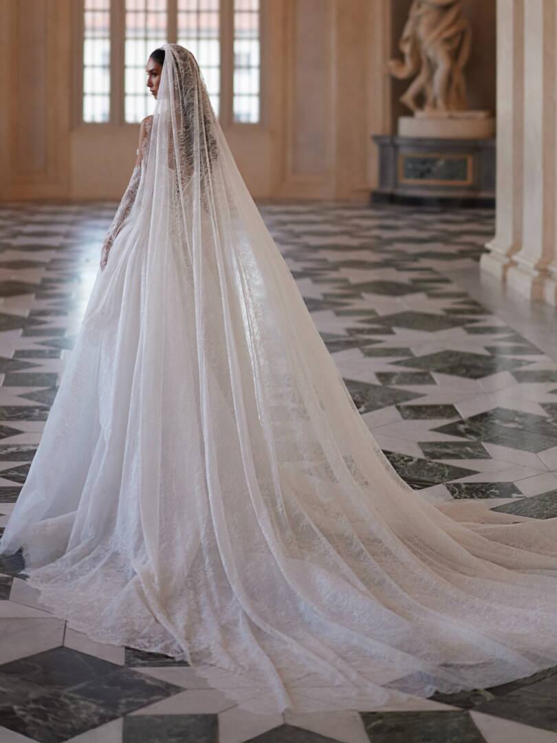 6-estelle-romantic-wedding-dress-a-line-cathedral-train-sweetheart-neckline-with-lace-detail-bridal-gown-dominiss-couture-arcana-dominii-10113200
